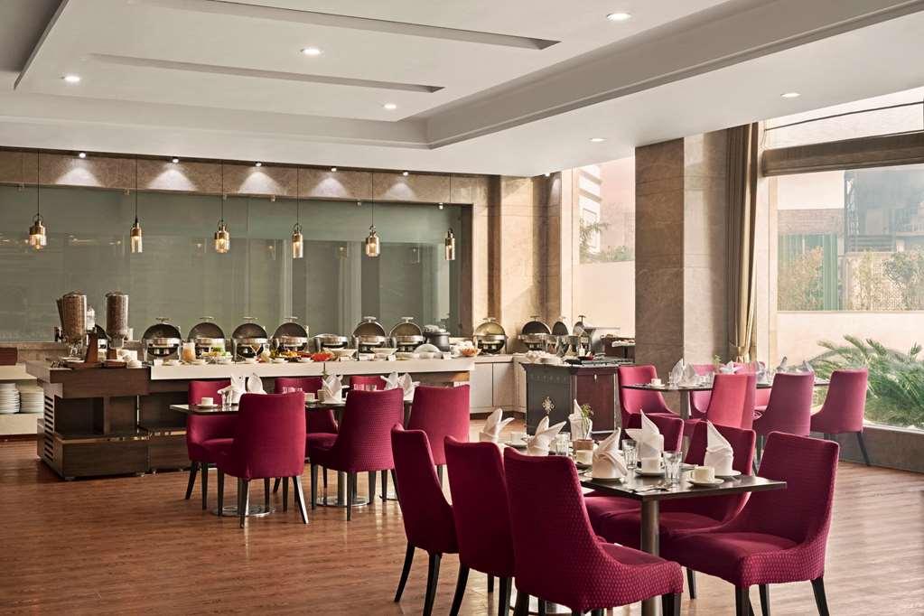 Hotel Ramada By Wyndham New Delhi Pitampura Restaurante foto