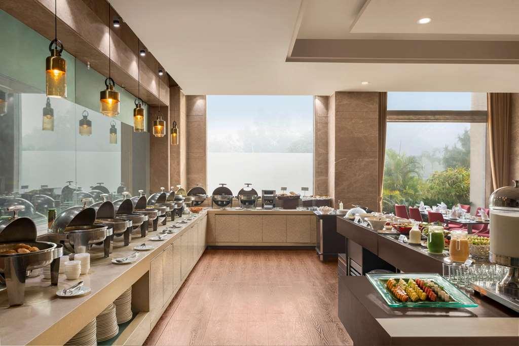 Hotel Ramada By Wyndham New Delhi Pitampura Restaurante foto