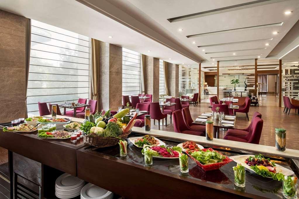 Hotel Ramada By Wyndham New Delhi Pitampura Restaurante foto