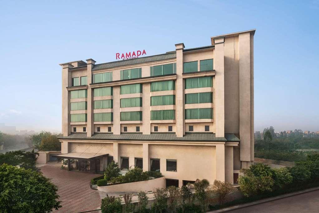 Hotel Ramada By Wyndham New Delhi Pitampura Exterior foto