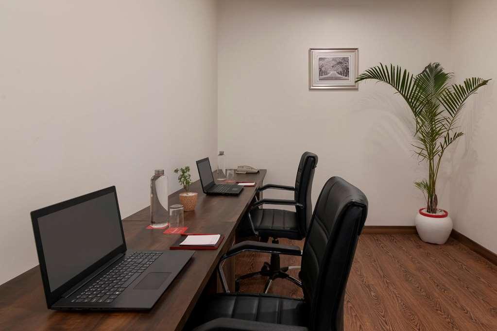 Hotel Ramada By Wyndham New Delhi Pitampura Facilidades foto