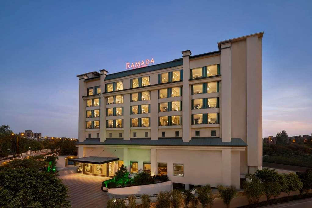 Hotel Ramada By Wyndham New Delhi Pitampura Exterior foto