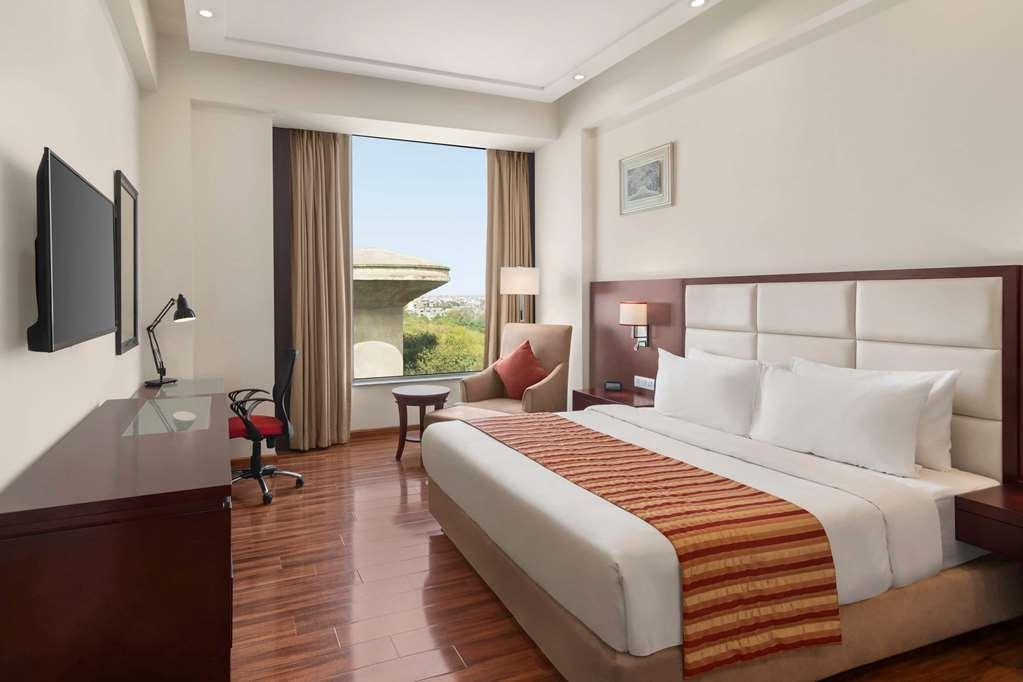 Hotel Ramada By Wyndham New Delhi Pitampura Habitación foto