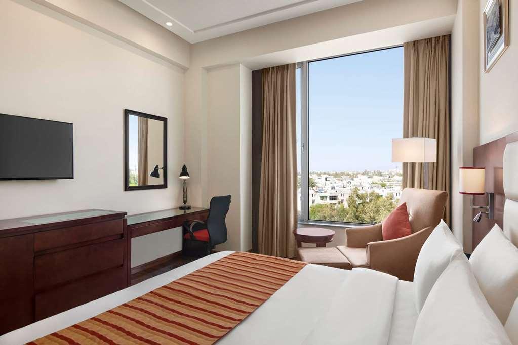 Hotel Ramada By Wyndham New Delhi Pitampura Habitación foto