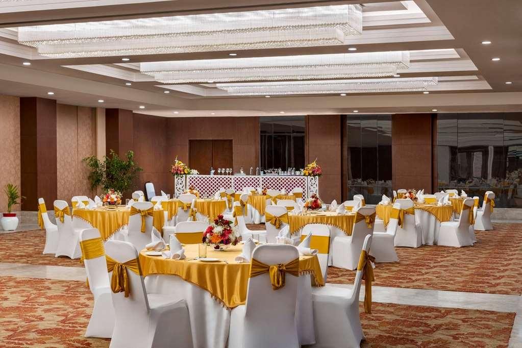 Hotel Ramada By Wyndham New Delhi Pitampura Facilidades foto