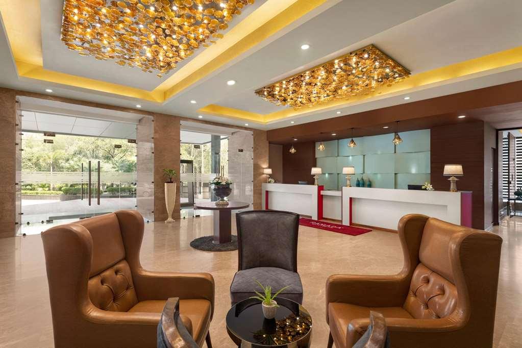 Hotel Ramada By Wyndham New Delhi Pitampura Interior foto