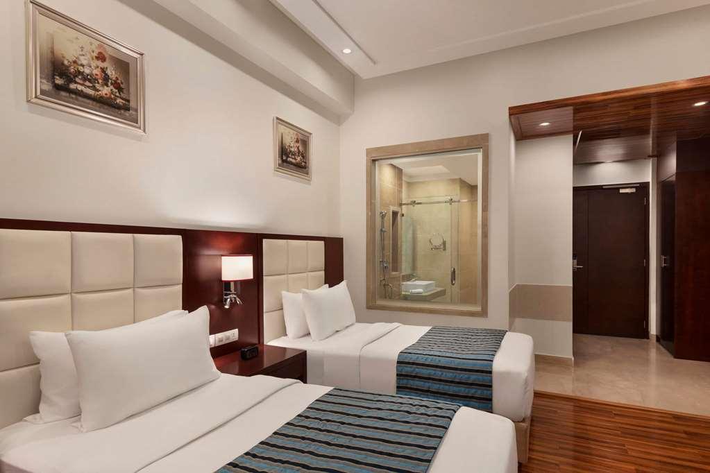 Hotel Ramada By Wyndham New Delhi Pitampura Habitación foto